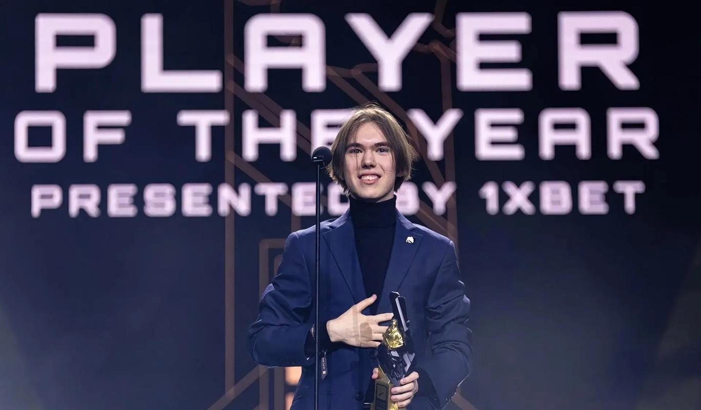 Zeka 真的是个聪明的家伙！在莎士比亚比赛中， Hanwha Life Esports 做出了决定性的决策，赢得了比赛，并在混乱中击败了 Nongshim RedForce 。