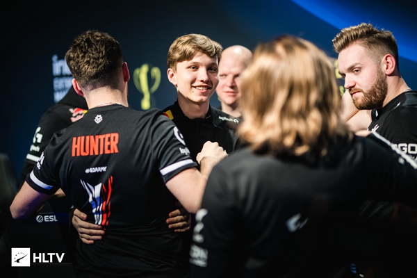 LPL官方发布JDG对阵NIP海报：兵临城下，野区节奏碰撞